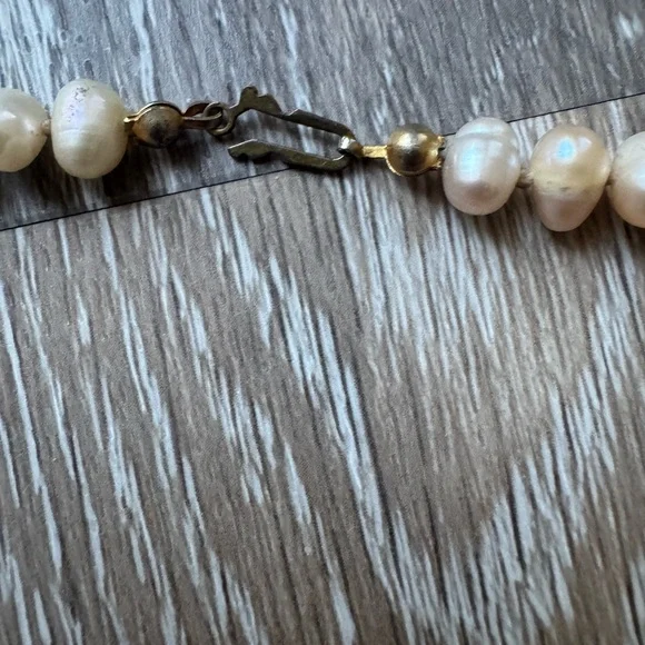 Cultured iridescent freshwater baroque pearl necklace - Picture 5 of 6